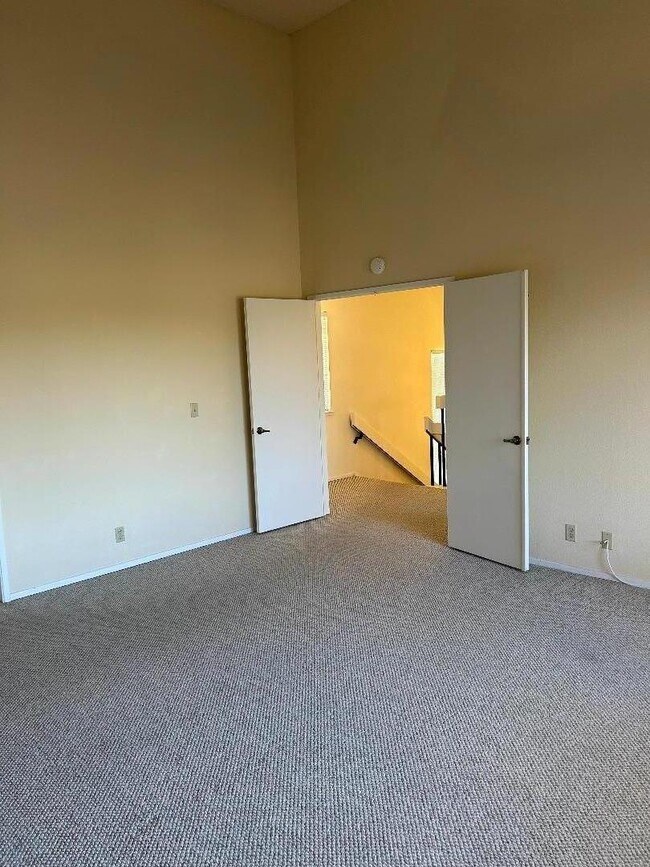 Building Photo - 10 Pyrola Ln