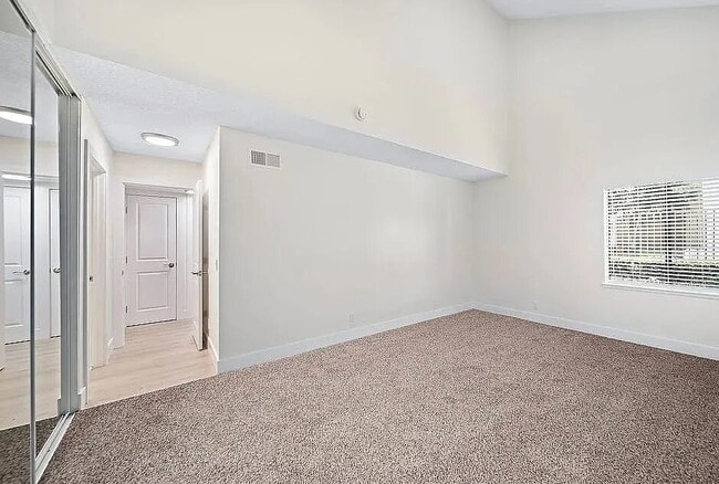 Building Photo - "Charming 3-Bed Townhouse with Granite Countertops & Hardwood Floors in Santa Ana!"