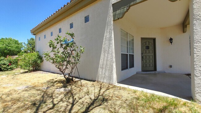 Building Photo - Beautiful 4 Bedroom 2.5 Bathroom House Located In The NE!