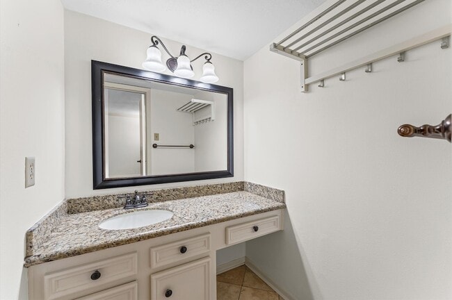 Building Photo - 2800 Jeanetta St