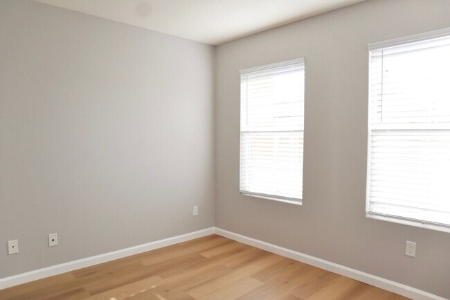 Building Photo - Beautifully Spacious 3-bedroom townhome in Fremont – Gated community!