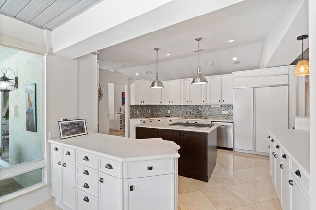 Building Photo - 830 NE Boca Bay Colony Dr