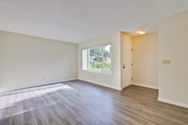 Building Photo - Lovely and Spacious 2BR 2.5BA Condo in Gre...