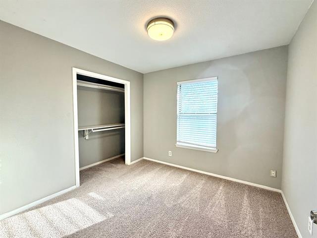 Building Photo - 118 Maple St