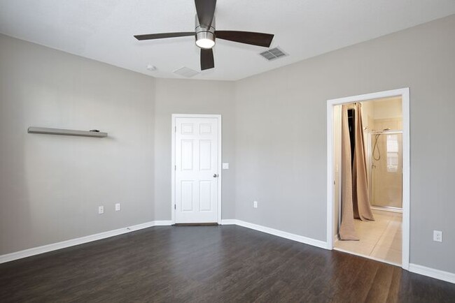 Building Photo - Gorgeous 4/2.5 Spacious Townhome with a Lo...