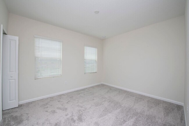 Building Photo - TOWNHOUSE 3 Bedrooms 2.5 Baths