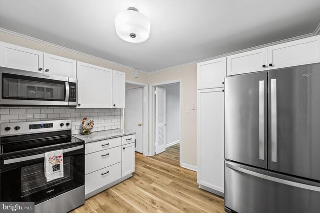 Building Photo - 7 E Rhodes Ave