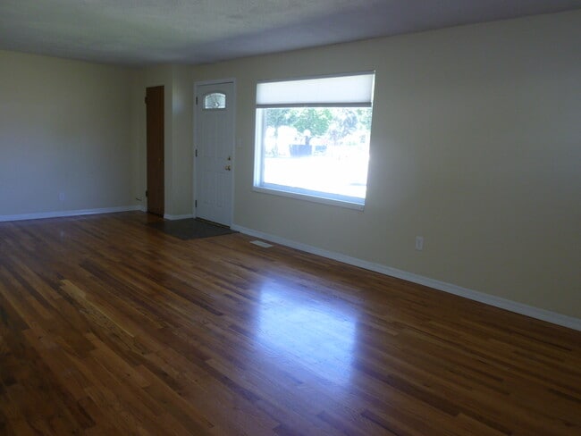 Building Photo - 1211 W Dalke Ave