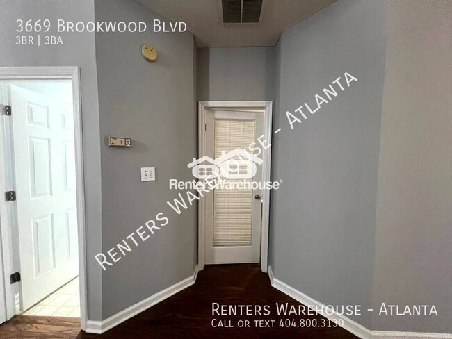 Building Photo - Charming 3 Bedroom Townhome with Master Be...