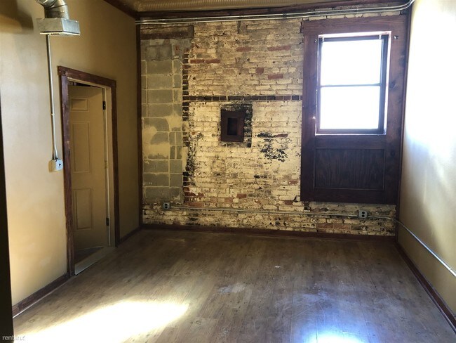 Building Photo - 1 br, 1 bath  - 110 E Tyler St 202