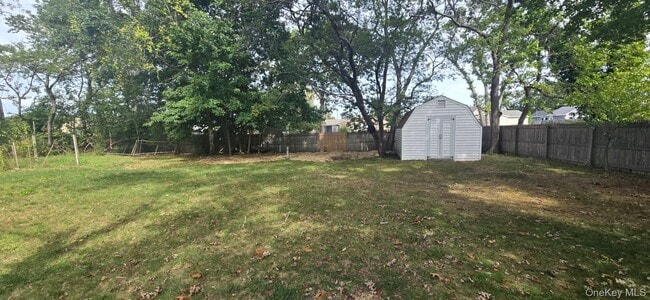 Building Photo - 51 Peconic St