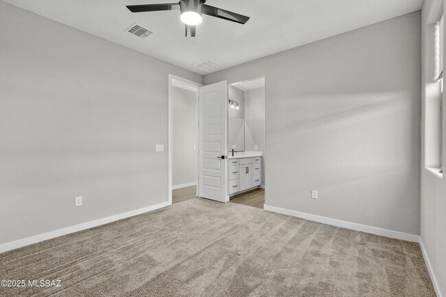 Building Photo - 1009 E Silver Ray Dr