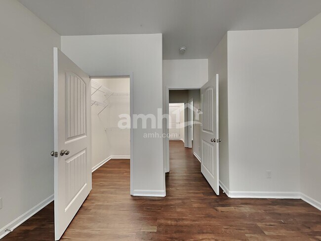 Building Photo - 125 Bur Oak Dr