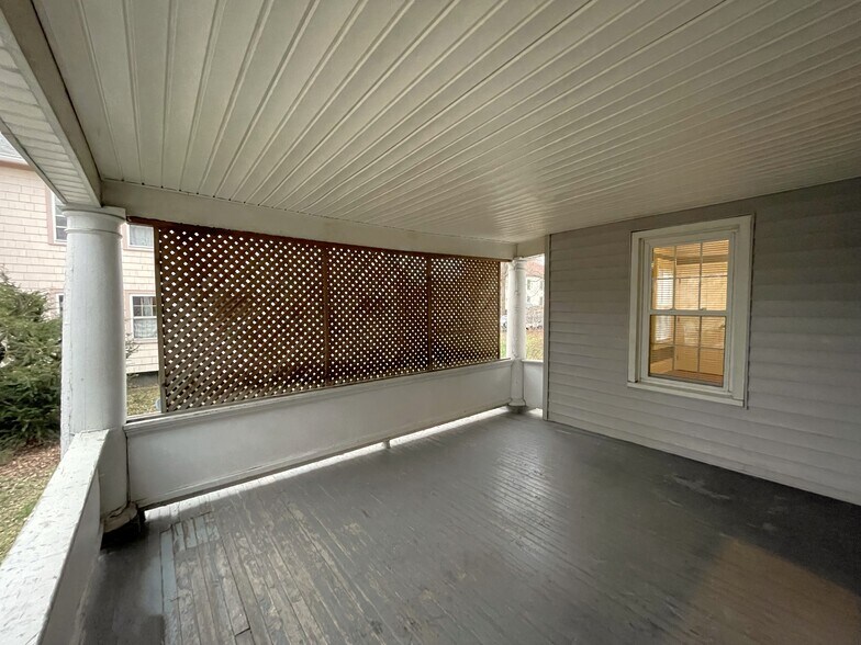 Private Porch - 625 W Church St