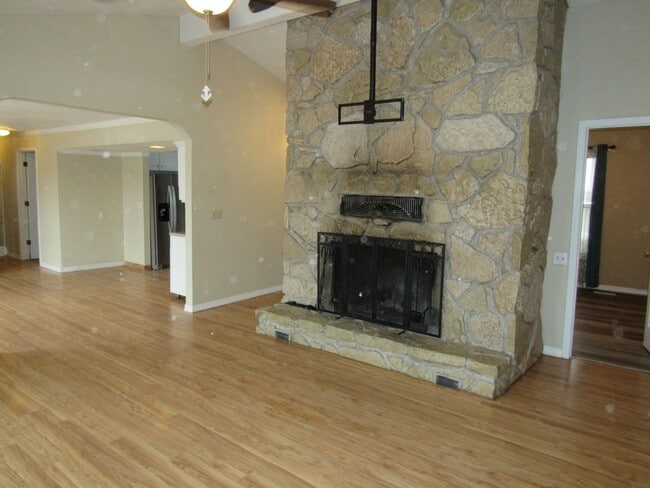 Building Photo - 4 bedroom lake view home