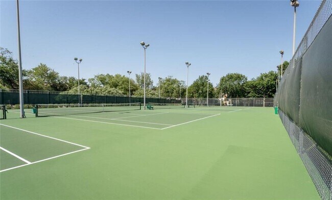 Building Photo - Beautiful 4 bedroom townhouse with incredible kitchen