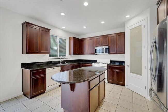 Building Photo - 566 Del Mar Cir