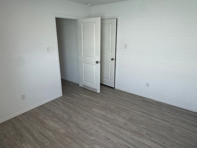 Building Photo - Far west gorgeous townhome ready for move in.