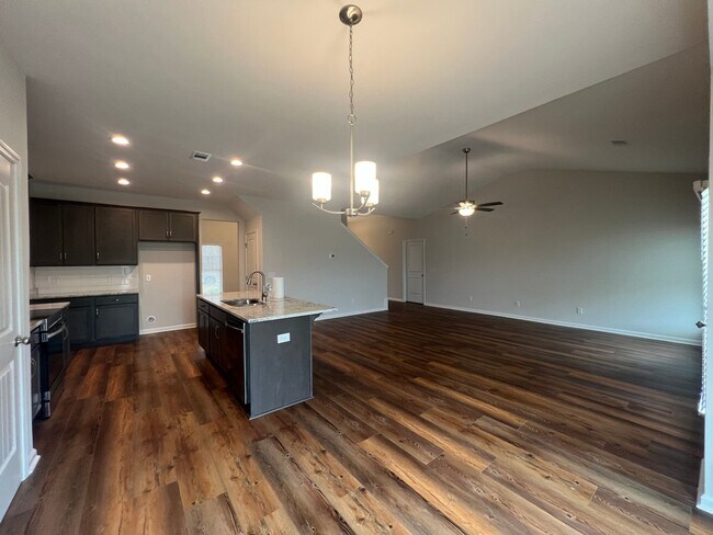 Building Photo - 5 bedroom, 3 bath home in Savannah, near I-16