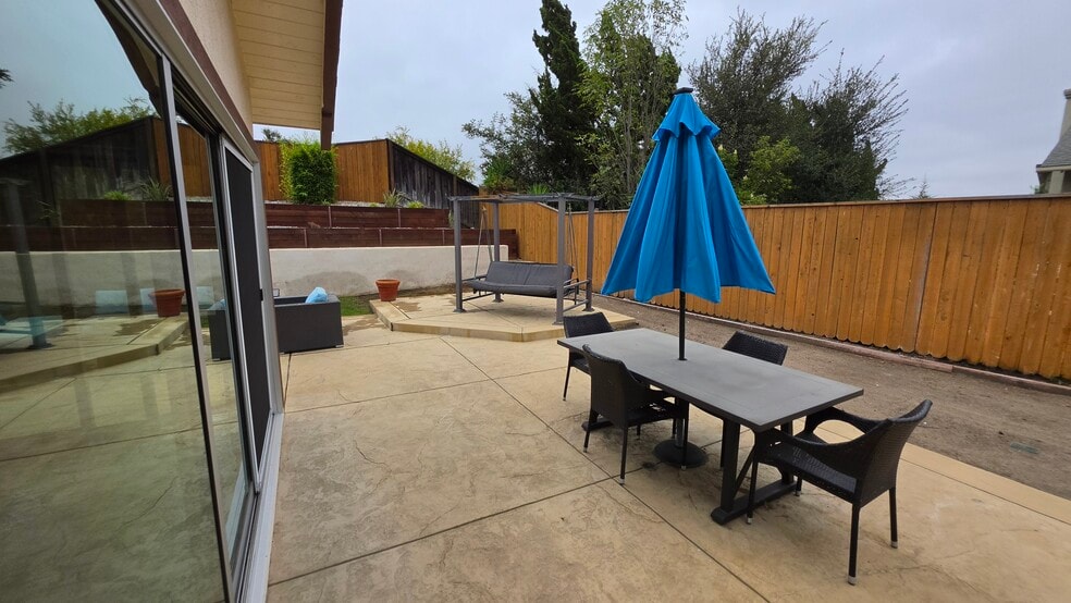 Side yard - 3078 Saddleback Ct