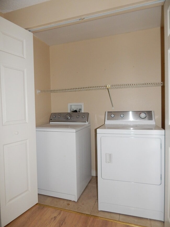 Building Photo - 18 Valley View Ln