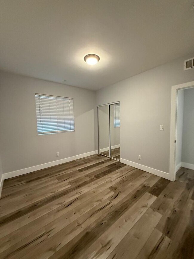 Building Photo - 85(221)