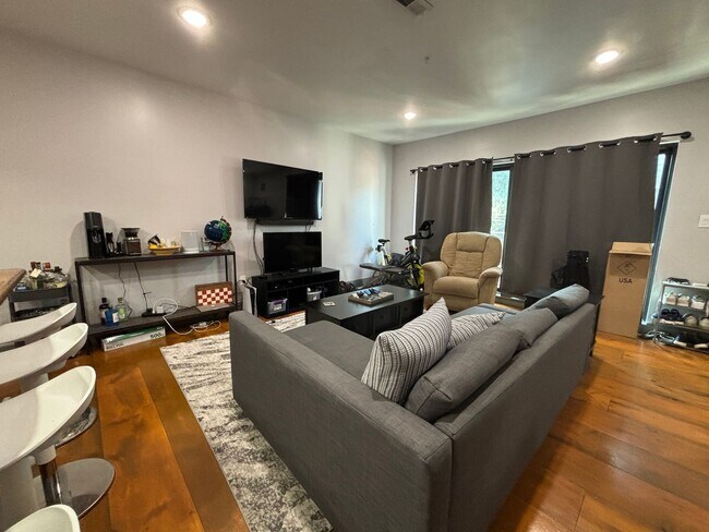 Building Photo - 235 E Market St