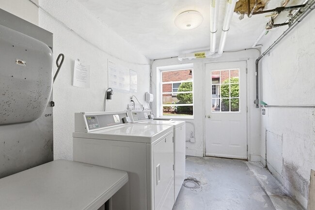 Building Photo - 33 Montvale Ave