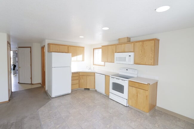 Building Photo - 3 Bedroom 2.5 Bathroom  Townhome