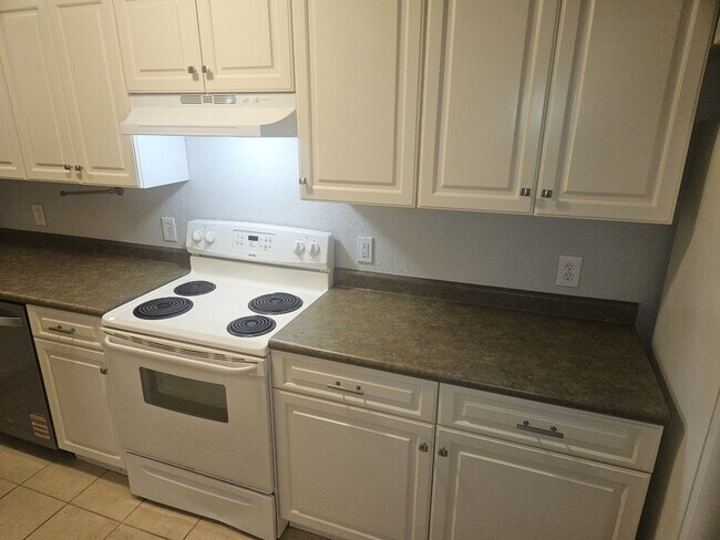 Building Photo - 802 E Main St