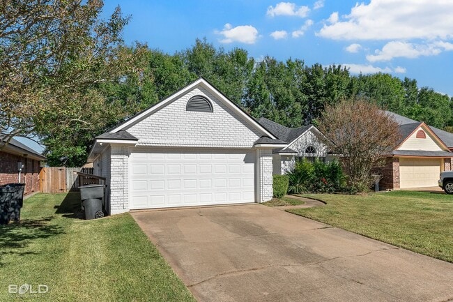 Building Photo - Check Out this 4 bed 2 bath