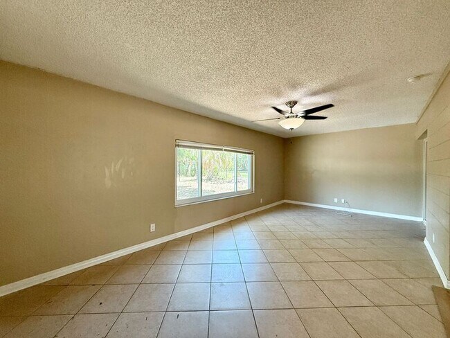 Building Photo - 2565 Granada Cir W