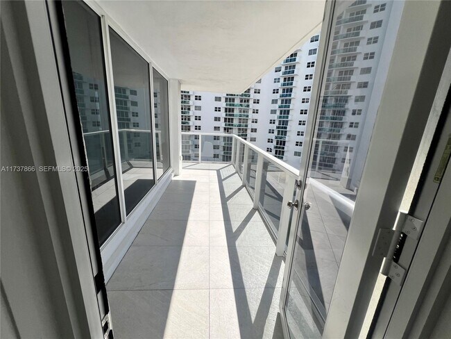 Building Photo - 2751 S Ocean Dr