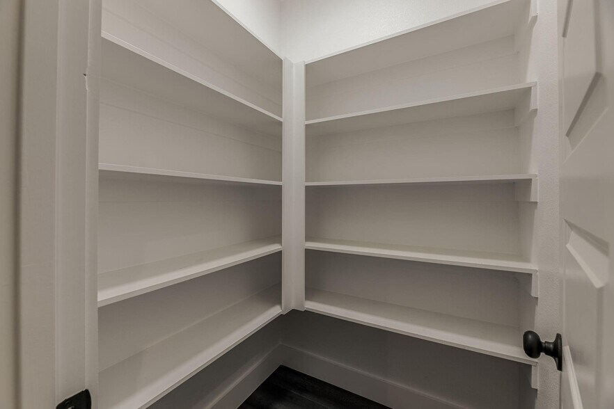 Building Photo - 770 Elwayne Ave