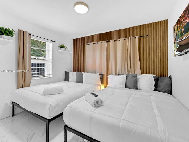 Building Photo - 421 W Pembroke Rd