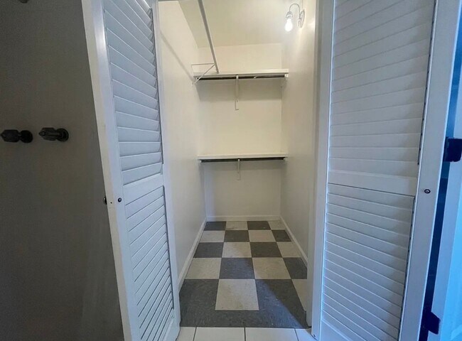 Building Photo - 206 Challenger St
