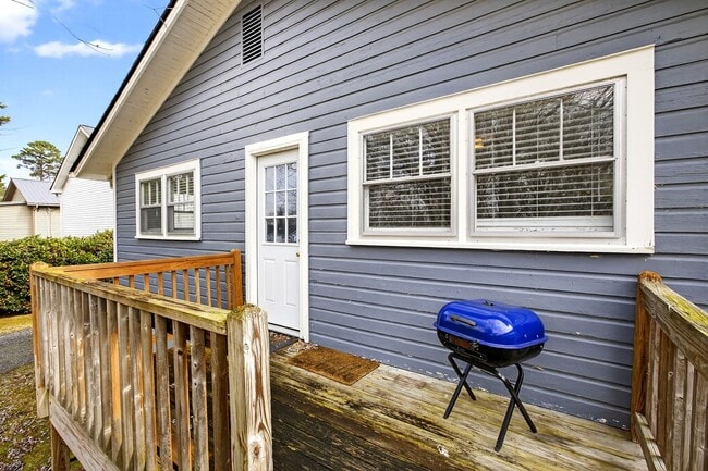 Building Photo - Fully Furnished Historic Home