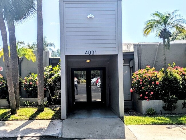Building Photo - Annual UNfurnished 3-bedroom, 2/ 1/2 bathr...