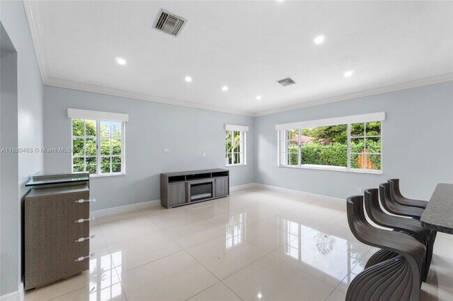 Building Photo - Winged Foot Drive, Hialeah, FL 33015 - 4 B...