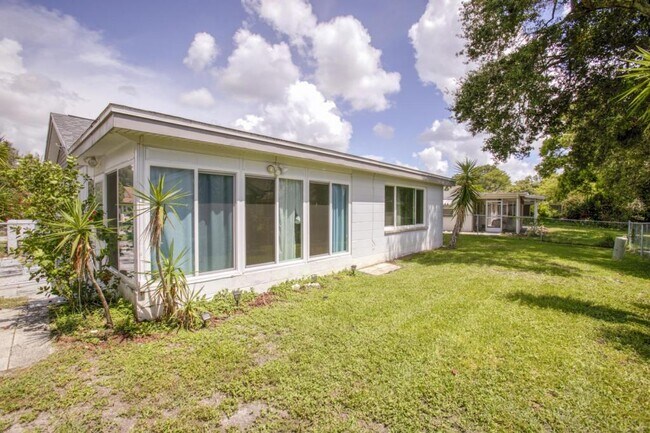 Building Photo - 12111 Meadowbrook Ln