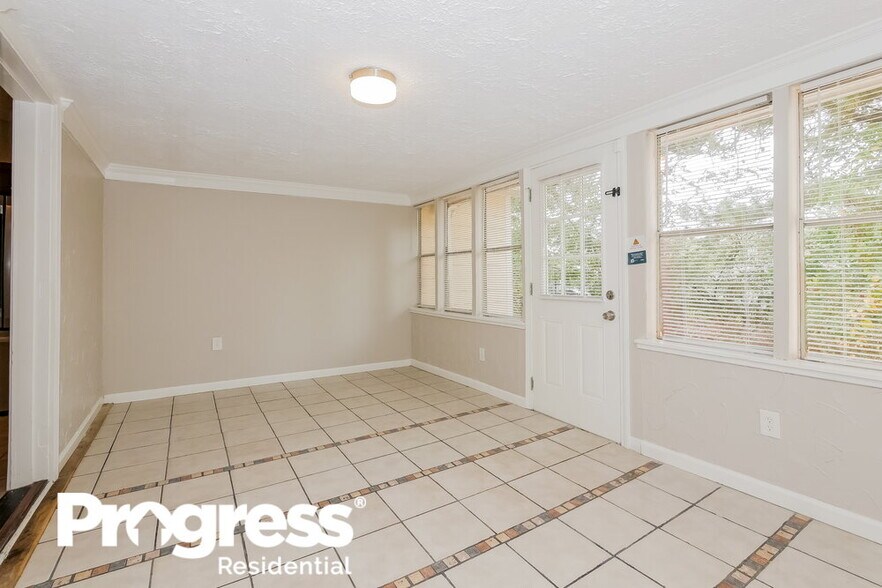 Building Photo - 5293 Brentwood Rd