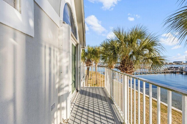 Building Photo - Brooks Landing