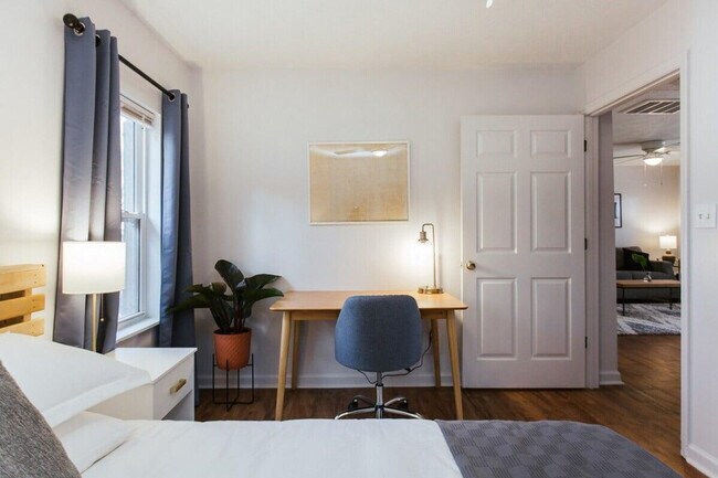 Building Photo - 672 Barber St