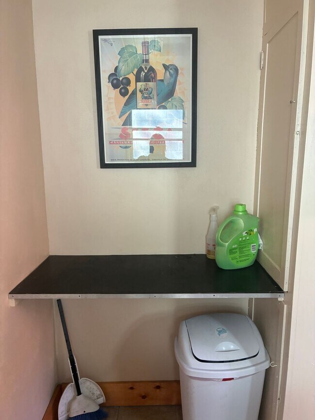 Building Photo - Charming Midtown Cottage - 1 bedroom/1 bath