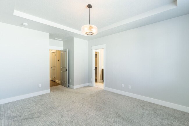 Building Photo - Quiet Centrally located 3 bed 2.5 bathroom