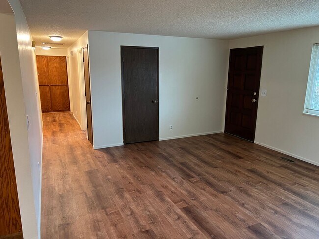 Building Photo - 3 Bedroom, 2 Bathroom in N. Coburg Rd Area