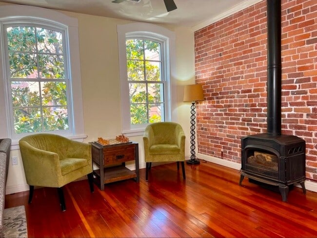 Building Photo - 4 bedroom 2 bath home