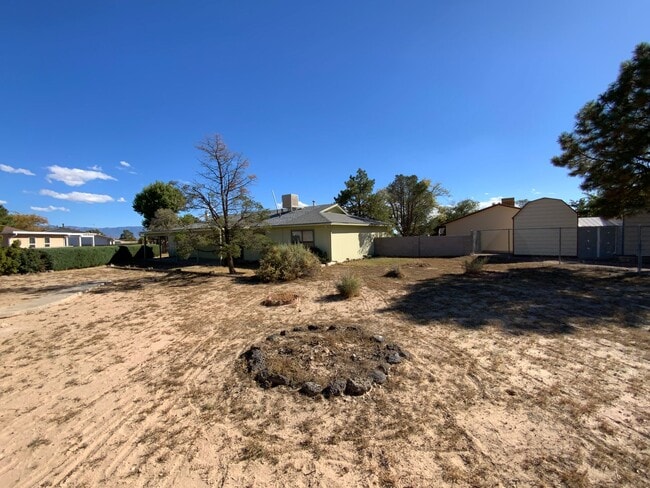 Building Photo - 3 Bedroom Single Story Home Available Near...