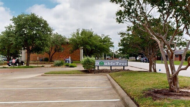 Building Photo - 1901 Holleman Dr W