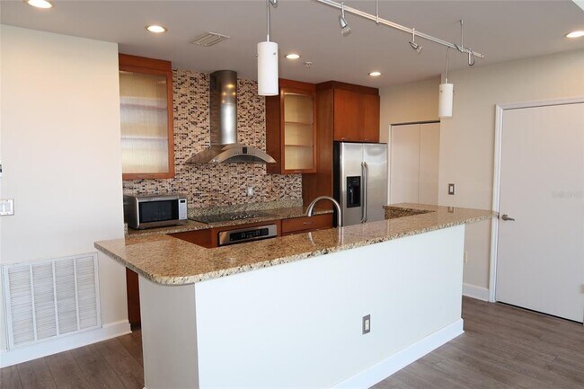 Building Photo - 1002 Channelside Dr